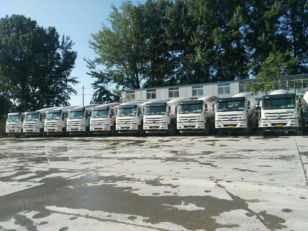太平洋搅拌站的搅拌运输车